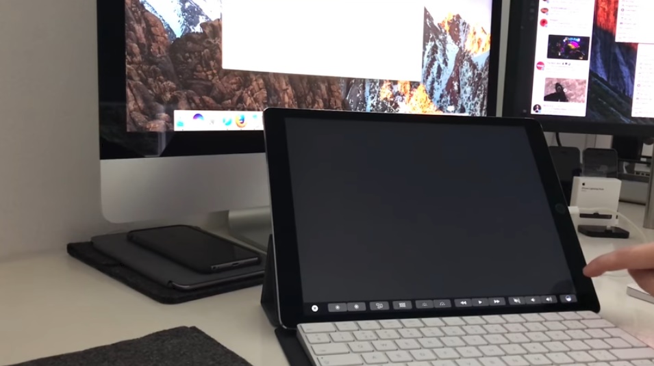 The Apple MacBook Pro’s Touch Bar turns into a “hand-me-down” taskbar with a little help from iOS